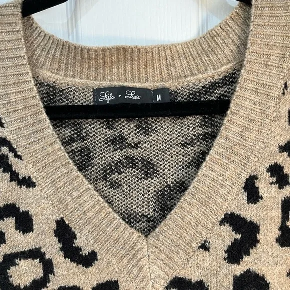 Lyla & Luke leopard print oversize v neck long sleeve sweater size medium - Picture 9 of 11